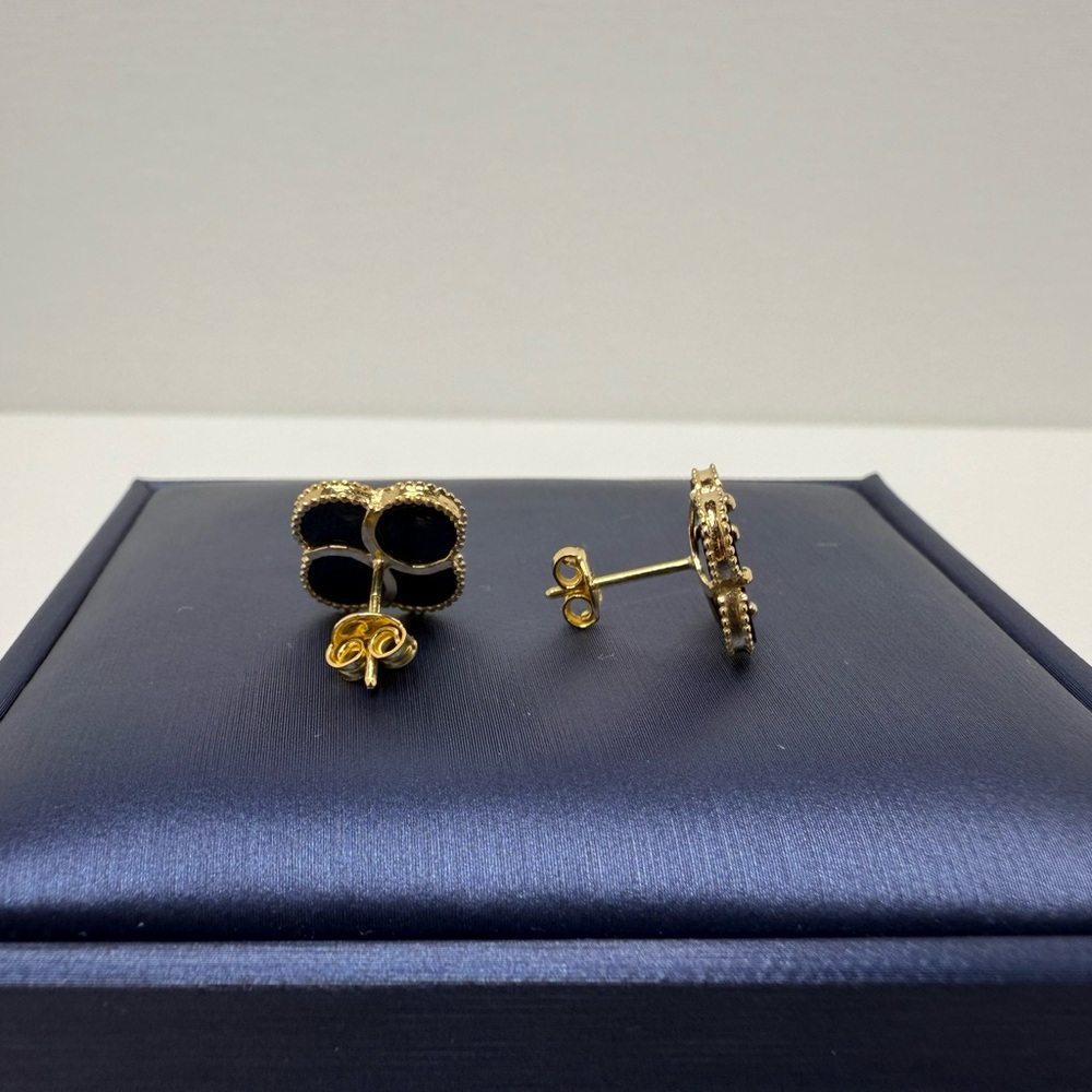 18K Yellow Gold Elegant Black and Gold Clover Stud Earrings - Picture 4 of 13